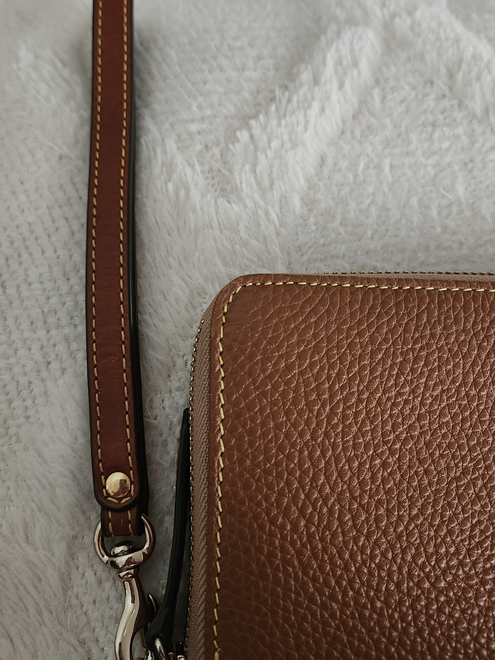 Dooney & Bourke Caramel Brown Pebbled Grain Leather Logo Patch Wallet Wristlet - Picture 3 of 6